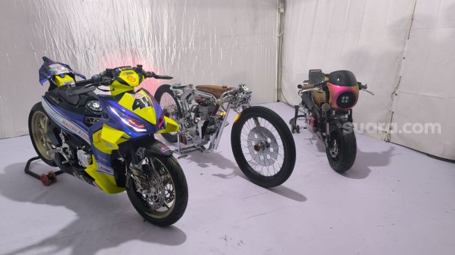 Tiga juara Honda Modif Contest 2026. Dari kiri ke kanan: Wory Modified di kategori Matic & Cub dengan karya modifikasi Honda Blade berkonsep Performance; Ajies Sabara di kategori National Champion Ultimate melalui karya modifikasi Honda CB150R; dan  Jason Vito Valentino di kategori National Champion Sport lewat karya modifikasi Honda Dax125 berkonsep Neo Cafe Racer. [Suara.com/Liberty Jemadu]