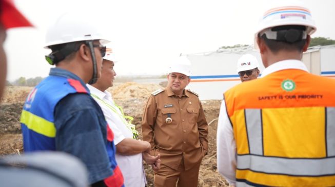 Wali Kota Makassar Munafri Arifuddin meninjau langsung progres pekerjaan stadion di Kelurahan Untia, Makassar, Senin (26/10/2026) [SuaraSulsel.id/Istimewa]