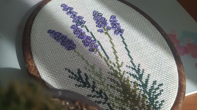 Ilustrasi lukisan bunga lavender di kamar tidur. [Pexels/Mehpare Armagan]