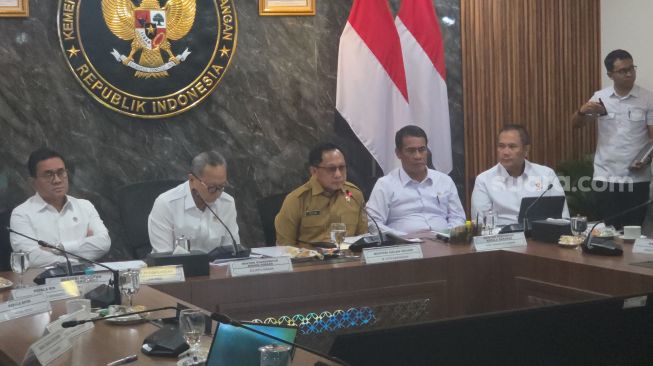 Menteri Dalam Negeri Tito Karnavian (Baju coklat). [Suara.com/Fakhri Fuadi Muflih].