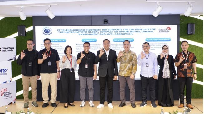 UNGC (United Nations Global Compact) yang diserahkan oleh Executive Director UN Global Compact Network Indonesia Dr. M. Windrawan Inantha, Kamis (22/10/2026). (Dok. Telkom)