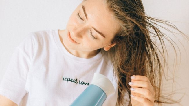 Mengeringkan Rambut Secara Alami vs Pakai Hair Dryer, Mana yang Lebih Baik?