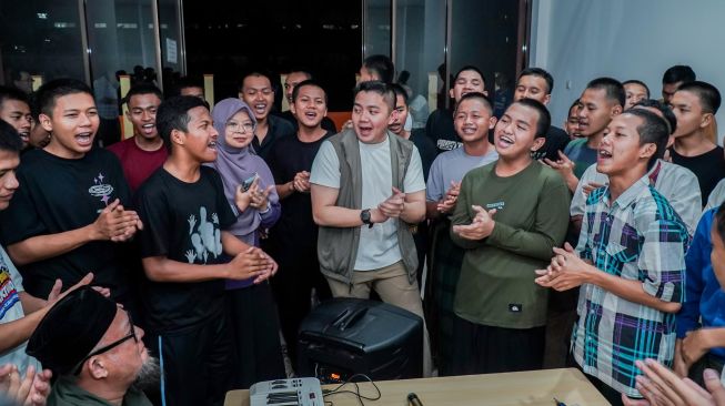 Sekretaris Kabinet (Seskab) Letkol Teddy Indra Wijaya bernyanyi bersama para murid di Sekolah Rakyat Terintegrasi (SRT) 1 Kabupaten Bekasi, Jawa Barat. (Dok. Kemensos)