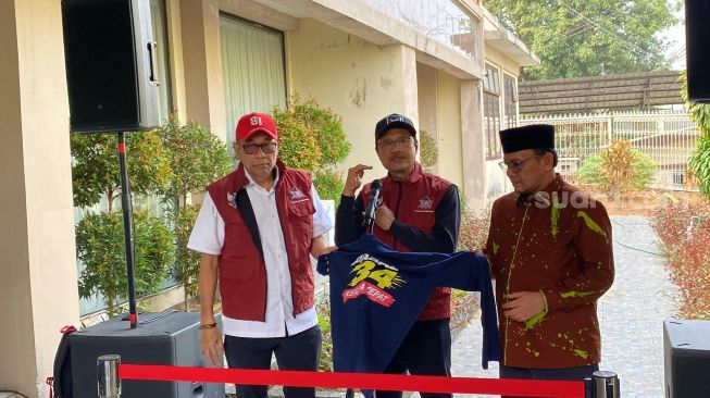 Menteri Sosial Saifullah Yusuf atau Gus Ipul (tengah) usai menghadiri acara “Penguatan Penjangkauan Siswa Sekolah Rakyat, SIKS-NG, dan Pelaksana Perlinsos Digital” di Aula Arafah Asrama Haji Makassar, Sulawesi Selatan, Selasa (27/10/2026).