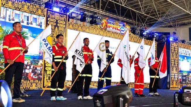 Perwakilan 17 tim peserta IFRC 2026 membawa bendera perusahaan masing-masing sebagai simbol kesiapan tim untuk berkompetisi di Timika, Papua Tengah. (Dok. Freeport)
