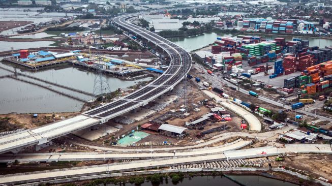 Foto udara suasana proyek pembangunan Jalan Tol Semarang-Demak Seksi 1 di Semarang, Jawa Tengah, Selasa (27/10/2026). [ANTARA FOTO/Aprillio Akbar/YU]