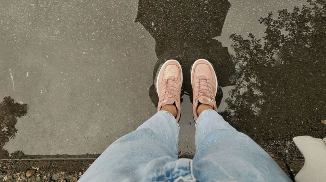 Ilustrasi sepatu kehujanan. (Pexels/Ena Marinkovic)