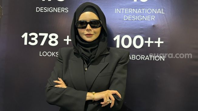 Desainer Vivi Mar'i Zubedi ditemui usai acara IN2MF di Jakarta International Convention Center (JICC), Minggu (18/10/2026). (Suara.com/Dini Afrianti Efendi)