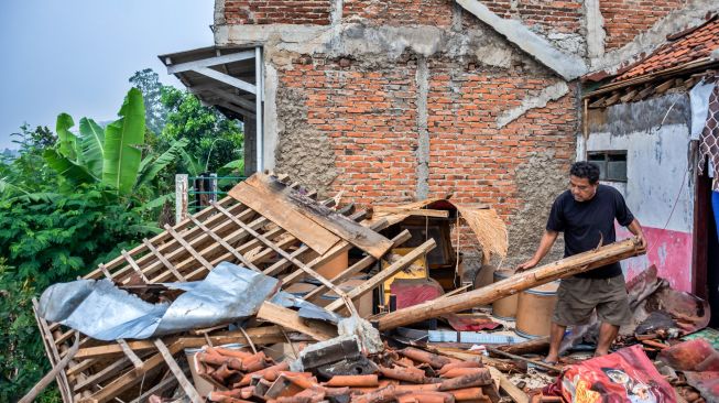 Warga membersihkan puing bangunan yang rusak diterjang angin puting beliung di Padalarang, Kabupaten Bandung Barat, Jawa Barat, Selasa (27/10/2026). [ANTARA FOTO/Abdan Syakura/YU]