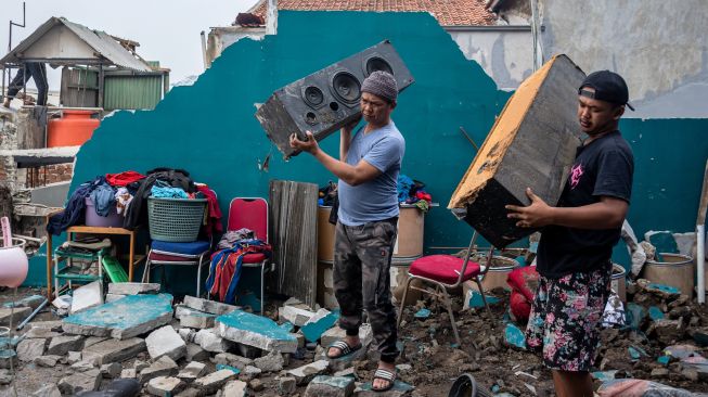 Warga mengevakuasi barang berharga dari rumahnya yang rusak diterjang angin puting beliung di Padalarang, Kabupaten Bandung Barat, Jawa Barat, Selasa (27/10/2026).  [ANTARA FOTO/Abdan Syakura/YU]