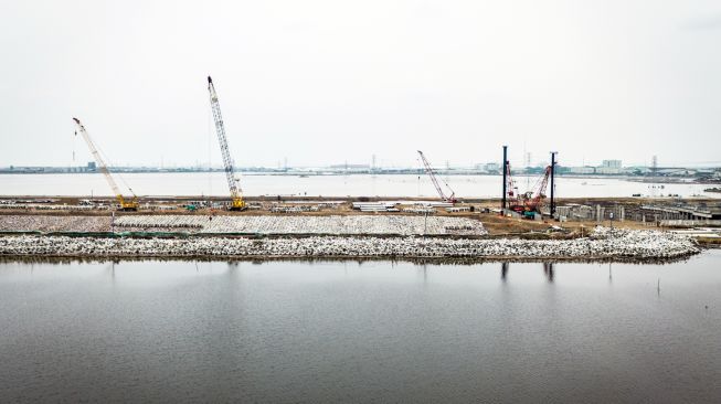 Foto udara suasana proyek pembangunan Jalan Tol Semarang-Demak Seksi 1 di Semarang, Jawa Tengah, Selasa (27/10/2026). [ANTARA FOTO/Aprillio Akbar/YU]