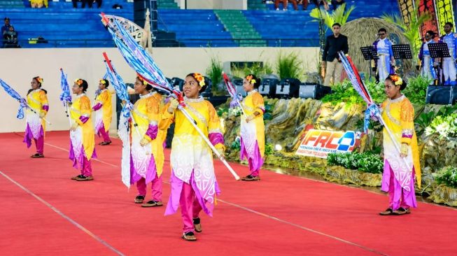 Siswa Sekolah Asrama Taruna Papua (SATP) menampilkan permainan alat musik tiup dan Tari Bendera pada pembukaan IFRC ke-8 Tahun 2026 di Kabupaten Mimika, Papua Tengah. (Dok. Freeport)