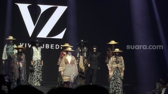 Koleksi terbaru VIVIZUBEDI ditampilkan di Indonesia International Modest Fashion Festival atau IN2MF 2026 pada Minggu (18/10/2026). (Suara.com/Dini Afrianti Efendi)