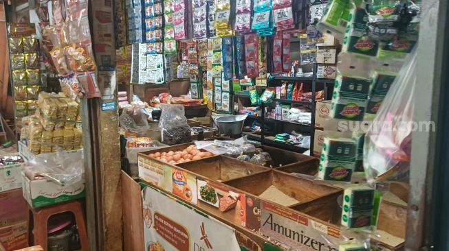 Pelemahan rupiah hingga menembus Rp18.100 per dolar Amerika Serikat (AS) mulai membayangi daya beli masyarakat wong cilik. Foto Fika Nur Rizki-Suara.com