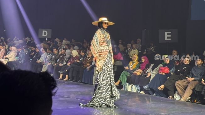 Koleksi terbaru VIVIZUBEDI ditampilkan di Indonesia International Modest Fashion Festival atau IN2MF 2026 pada Minggu (18/10/2026). (Suara.com/Dini Afrianti Efendi)