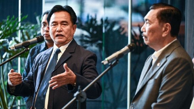 Menteri Koordinator Bidang Hukum, Hak Asasi Manusia, Imigrasi, dan Pemasyarakatan Yusril Ihza Mahendra (kiri) dan Ketua Dewan Ekonomi Nasional (DEN) Luhut Binsar Pandjaitan (kanan) menyampaikan keterangan usai pertemuannya di Kantor Dewan Ekonomi Nasional, Jakarta, Selasa (27/10/2026). ANTARA FOTO/Fauzan/nym.