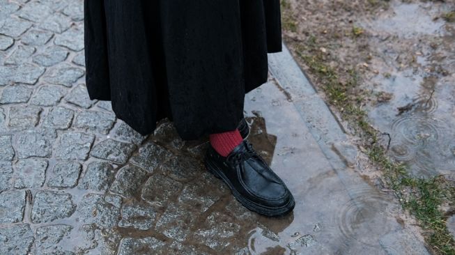 Ilustrasi sepatu kehujanan. (Pexels/Beyzaa)
