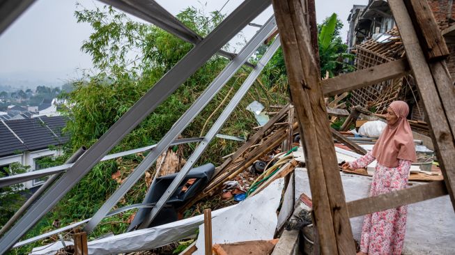 Warga melihat kondisi bangunan yang rusak diterjang angin puting beliung di Padalarang, Kabupaten Bandung Barat, Jawa Barat, Selasa (27/10/2026). [ANTARA FOTO/Abdan Syakura/YU]
