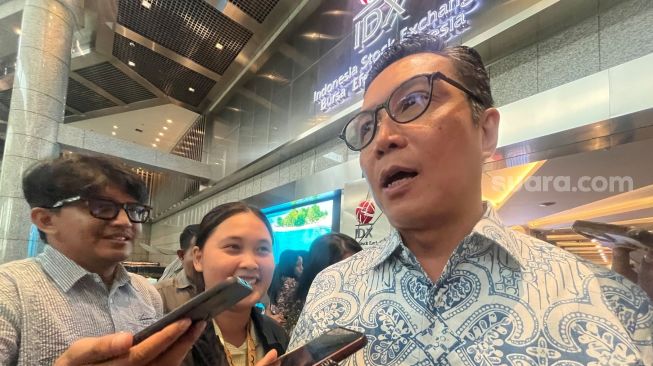 Direktur BEI, Jeffrey Hendrik di kantor BEI, Jakarta, Rabu (28/10/2026). [Suara.com/Rina]