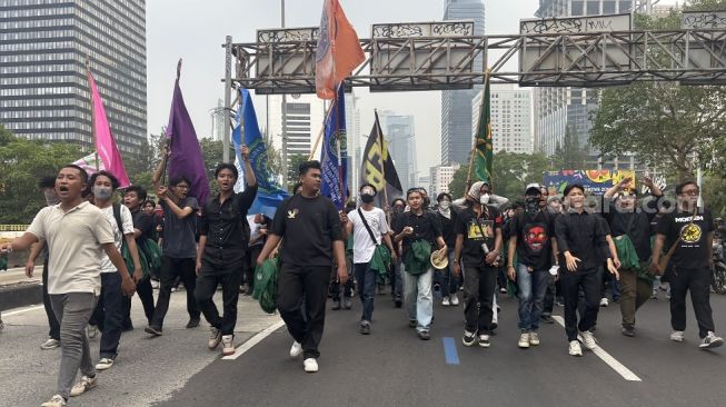Mahasiswa UHAMKA Dihadang Polisi saat Long March ke Bundaran HI, TransJakarta Ikut Tertahan