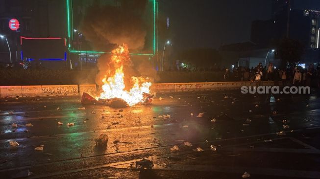 Aksi demonstrasi di depan Plaza UOB, Dukuh Atas, diwarnai pembakaran barier plastik, Rabu (28/10/2026) malam. (Suara.com/Faqih)