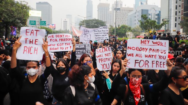 Massa dari berbagai elemen Mahasiswa dan masyarakat saat melakukan aksi unjuk rasa di Kawasan Bundaran HI, Jakarta, Rabu (28/10/2026). [Suara.com/Alfian Winanto]