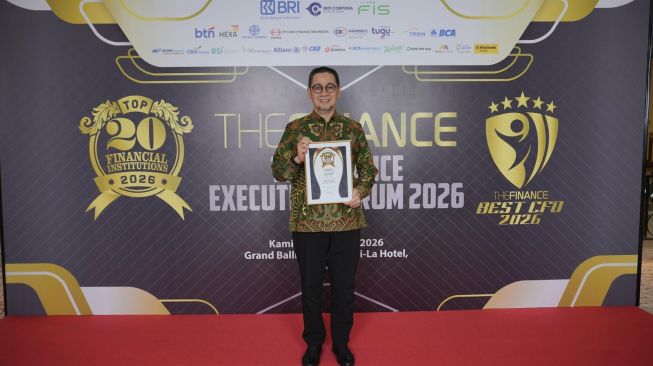 SEVP Transformation Office PT Pegadaian (Persero), Rully Yusuf serta penghargaan The Finance Special Award 2026 untuk kategori "The Most Innovative Digital Transformation". (Dok. Pegadaian)