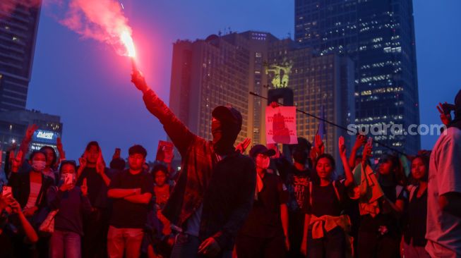 Massa dari berbagai aliansi Mahasiswa dan masyrakat saat melakukan aksi unjuk rasa di Kawasan Bundaran HI, Jakarta, Rabu (28/10/2026). [Suara.com/Alfian Winanto]