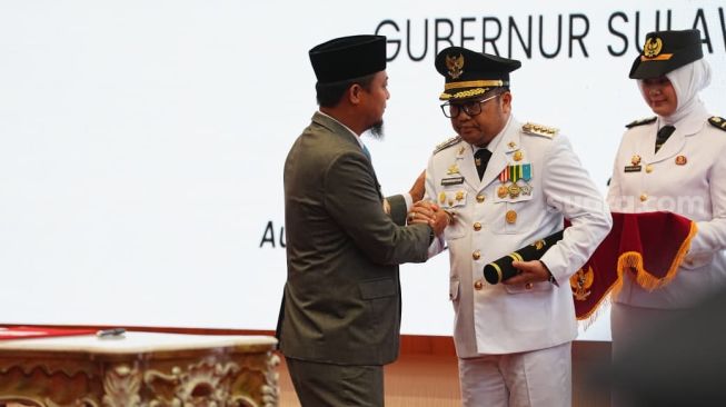 Gubernur Sulawesi Selatan, Andi Sudirman Sulaiman melantik bupati Gowa, Darmawangsyah Muin, Rabu, 28 Oktober 2026 [SuaraSulsel.id/Humas Gowa]