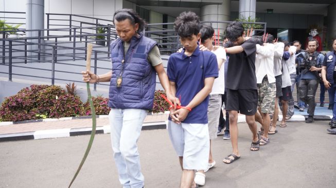 Tawuran Maut di Kebon Jeruk: 19 Orang Ditangkap, Pelaku Siram Air Keras Diburu