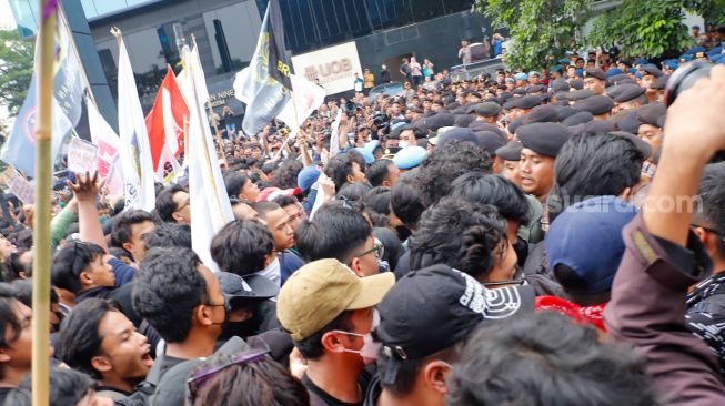Massa dari berbagai elemen Mahasiswa dan masyarakat saling dorong dengan petugas saat melakukan aksi unjuk rasa di Kawasan Bundaran HI, Jakarta, Rabu (28/10/2026). [Suara.com/Alfian Winanto]