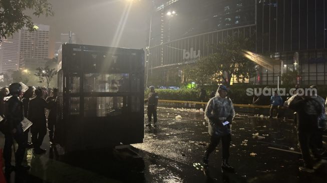 Diguyur Hujan Deras, Polisi Pukul Mundur Massa Demo Mahasiswa di Plaza UOB Dukuh Atas