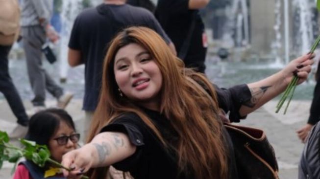 Dea OnlyFans Ikut Demo Indonesia Sadar 28 Oktober: Selfie dengan Simbol Tiga Jari