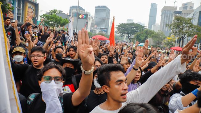 Massa dari berbagai elemen Mahasiswa dan masyarakat saat melakukan aksi unjuk rasa di Kawasan Bundaran HI, Jakarta, Rabu (28/10/2026). [Suara.com/Alfian Winanto]