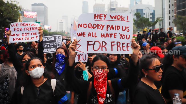 Massa dari berbagai elemen Mahasiswa dan masyarakat saat melakukan aksi unjuk rasa di Kawasan Bundaran HI, Jakarta, Rabu (28/10/2026). [Suara.com/Alfian Winanto]
