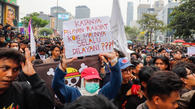 Massa dari berbagai elemen Mahasiswa dan masyarakat saat melakukan aksi unjuk rasa di Kawasan Bundaran HI, Jakarta, Rabu (28/10/2026). [Suara.com/Alfian Winanto]