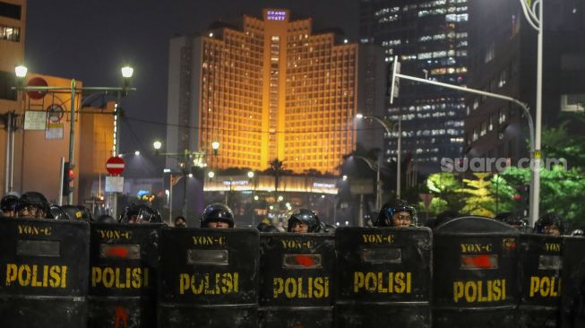 Pihak kepolisian berjaga saat aksi unjuk rasa di Kawasan Bundaran HI, Jakarta, Rabu (28/10/2026). [Suara.com/Alfian Winanto]