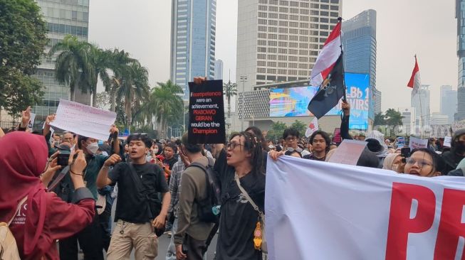 Massa mahasiswa dan sipil sukses tembus Bundaran HI dalam aksi demo 28 Oktober 2026. (Suara.com/Adiyoga)