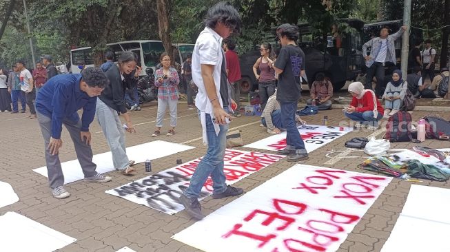 Lepas Jaket Almamater, Mahasiswa Melebur dalam Aksi di Bundaran HI