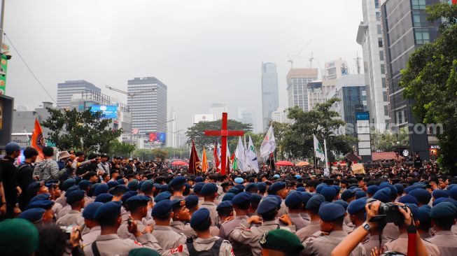 Massa dari berbagai elemen Mahasiswa dan masyarakat saat melakukan aksi unjuk rasa di Kawasan Bundaran HI, Jakarta, Rabu (28/10/2026). [Suara.com/Alfian Winanto]