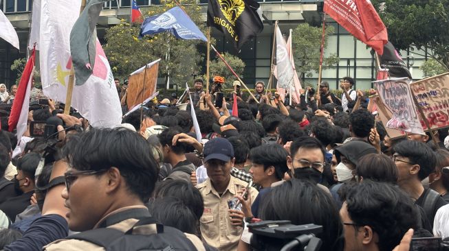 Aksi saling dorong antara mahasiswa dengan aparat kepolisian sempat terjadi dalam aksi demonstrasi di depan Plaza UOB, Dukuh Atas, Rabu (28/10/2026). [Suara.com/Faqih]