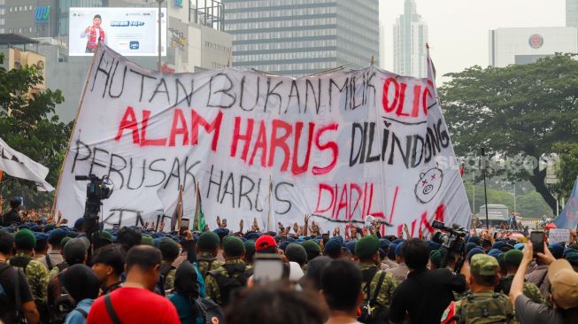 Massa dari berbagai elemen Mahasiswa dan masyarakat saat melakukan aksi unjuk rasa di Kawasan Bundaran HI, Jakarta, Rabu (28/10/2026). [Suara.com/Alfian Winanto]