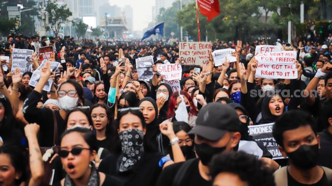 Massa dari berbagai elemen Mahasiswa dan masyarakat saat melakukan aksi unjuk rasa di Kawasan Bundaran HI, Jakarta, Rabu (28/10/2026). [Suara.com/Alfian Winanto]