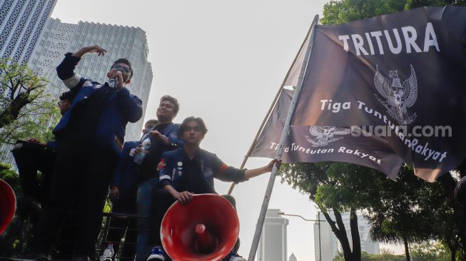 Sejumlah Mahasiswa Universitas Trisakti menggelar aksi unjuk rasa di kawasan Patung Kuda Arjuna Wiwaha, Jakarta, Kamis (29/10/2026). [Suara.com/Alfian Winanto]