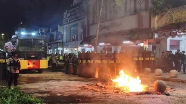 Personel kepolisian mengamankan aksi demonstrasi yang berujung ricuh di kawasan Malioboro, Daerah Istimewa Yogyakarta, Rabu (28/10/2026). ANTARA/Agung Dwi Prakoso