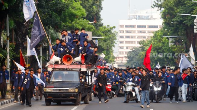 Sejumlah Mahasiswa Universitas Trisakti menggelar aksi unjuk rasa di kawasan Patung Kuda Arjuna Wiwaha, Jakarta, Kamis (29/10/2026). [Suara.com/Alfian Winanto]