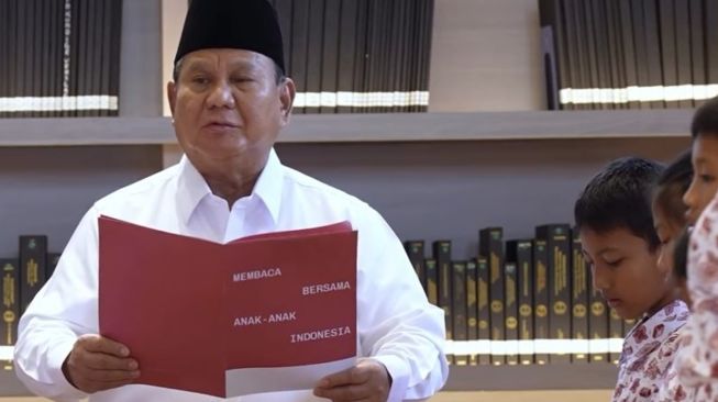 Dihadiri Titiek Soeharto, Momen Prabowo Pimpin Siswa SD Gaungkan Sumpah Pemuda di Perpustakaan