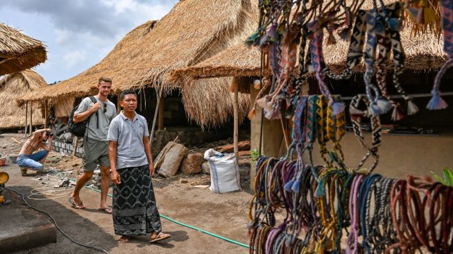 Wisatawan asing berkunjung ke Desa wisata adat Sade, Rembitan, Kecamatan Pujut, Praya, Lombok Tengah, NTB, Rabu (28/10/2026). [ANTARA FOTO/Ahmad Subaidi/nz]