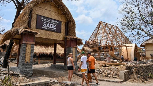 Wisatawan asing berkunjung ke Desa wisata adat Sade, Rembitan, Kecamatan Pujut, Praya, Lombok Tengah, NTB, Rabu (28/10/2026). [ANTARA FOTO/Ahmad Subaidi/nz]