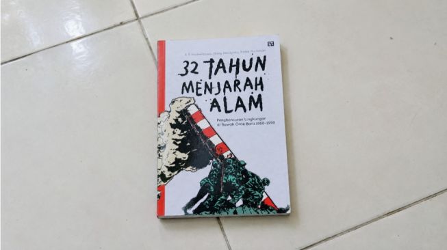 Buku 32 Tahun Menjarah Alam: Membongkar Sejarah Hancurnya Bumi Nusantara